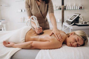 Vakum silindir masaj. Rakam donanım düzeltilmesi bir vakum-silindir manipülatör ile donatılmış ekipman yardımıyla. Masaj geri