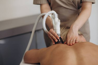 Vakum silindir masaj. Rakam donanım düzeltilmesi bir vakum-silindir manipülatör ile donatılmış ekipman yardımıyla. Masaj geri.