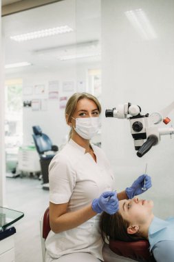 mikroskop ofis profesyonel diş hekimi muayenesi hastanın.