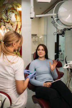 Diş hekiminde hastaya hizalayıcıları göster