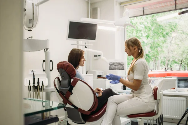 Mujer Sostiene Alineadores Odontología Mientras Está Sentada Silla Dental —  Fotos de Stock
