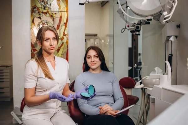 Médico Elegir Color Los Dientes Mujer Antes Del Tratamiento Dental —  Fotos de Stock