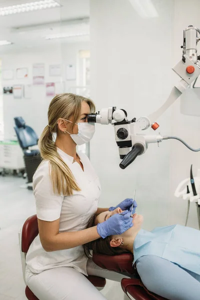 Mujer Joven Dentista Que Trata Los Conductos Radiculares Con Microscopio —  Fotos de Stock