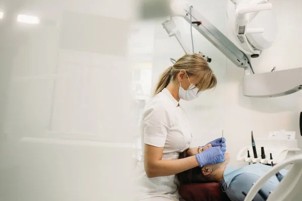 Europea Medio Satisfecho Dentista Mujer Mascarilla Trabajo Clínica Dental —  Fotos de Stock