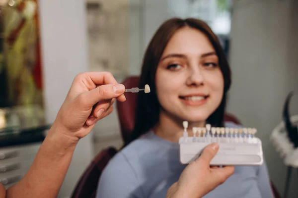 Hermosa Paciente Mujer Que Tiene Tratamiento Dental Consultorio Del Dentista — Foto de Stock