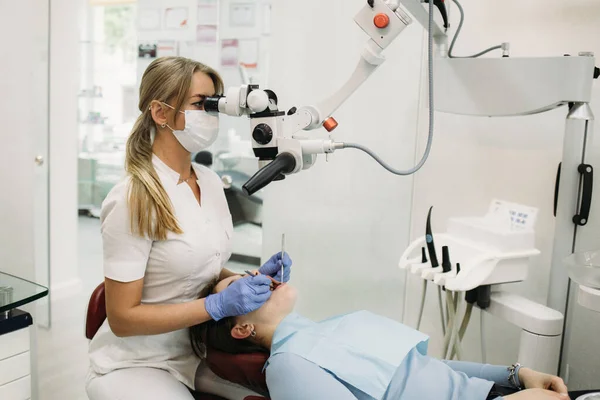 Lekarz Prowadzący Badanie Zębów Używając Mikroskopu Stomatologii Dentysta Leczy Pacjentów — Zdjęcie stockowe
