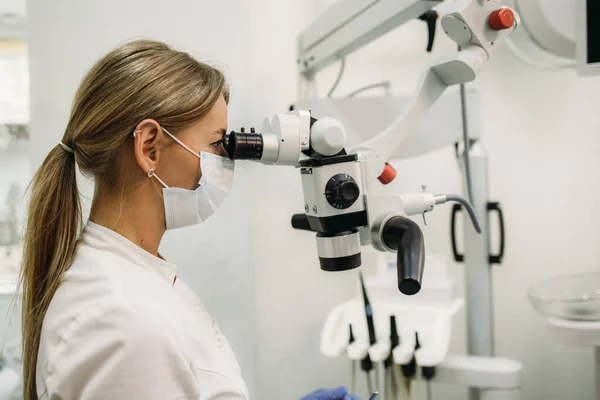 Dentista Femenina Usando Microscopio Dental Tratando Dientes Pacientes Consultorio Dental —  Fotos de Stock