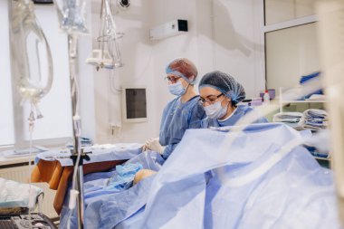 Modern bir ameliyathanede bacakların varis damarları için ameliyat.