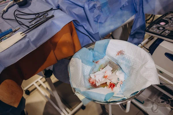 Modern Ekipmanlarla Cerrahi Operasyon Özel Robotik Ekipmanlarla Doktorların Ellerine Odaklan — Stok fotoğraf