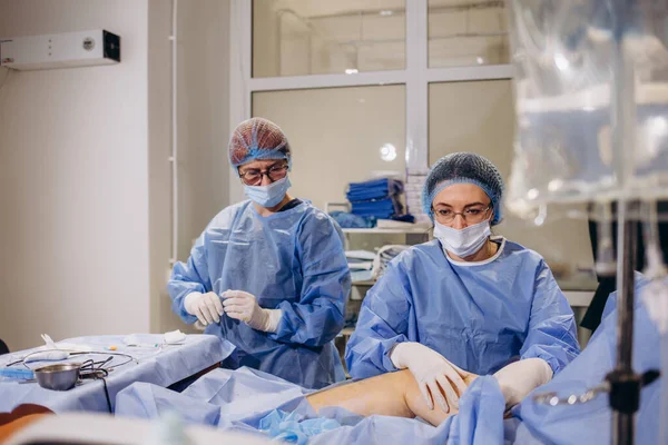 Une Équipe Chirurgiens Uniforme Effectue Une Opération Correction Des Varices — Photo