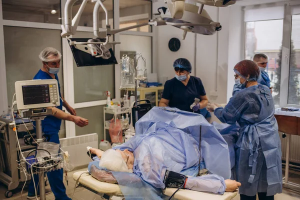Une Équipe Chirurgiens Uniforme Effectue Une Opération Correction Des Varices — Photo