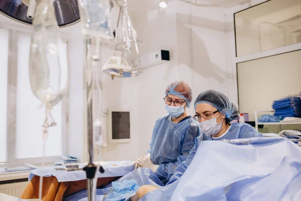 Chirurgie Pour Les Varices Des Jambes Dans Une Salle Opération — Photo