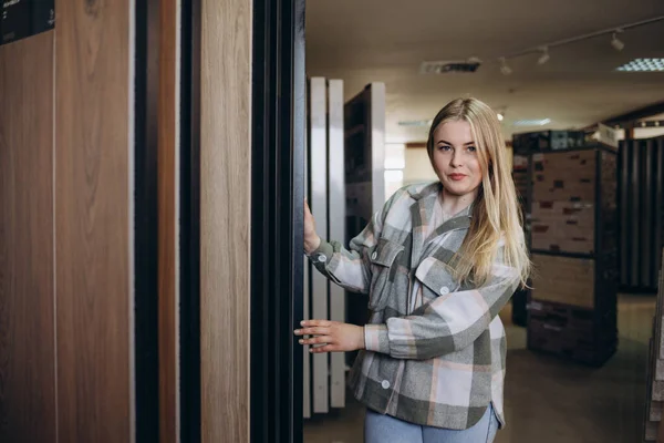Side View Cheerful Young Woman Smiling While Choosing New Floor — Stock Photo, Image