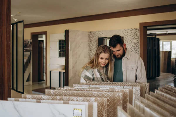 Schönes Junges Paar Wählt Keramikfliesen Für Seine Hausreparatur Baumarkt — Stockfoto