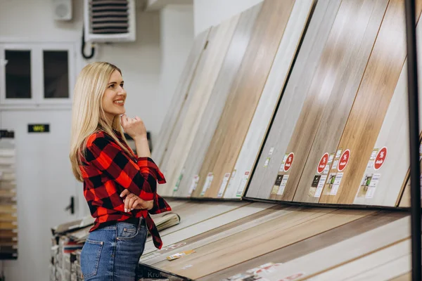 Junge Frau Kauft Fußboden Baumarkt — Stockfoto
