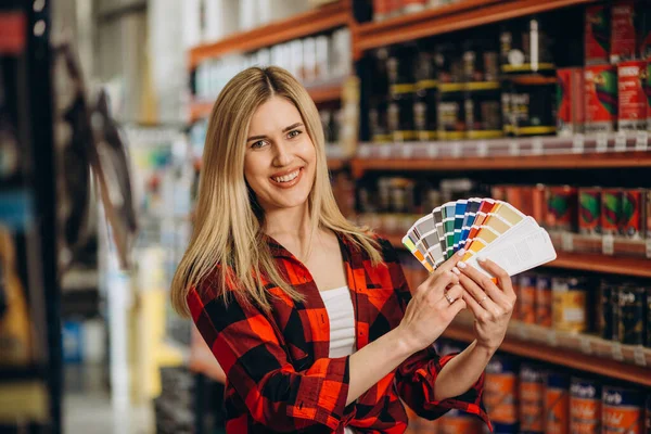 Mooie Jonge Vrouw Kiezen Verf Kleuren Penselen Hardware Winkel Hobby — Stockfoto