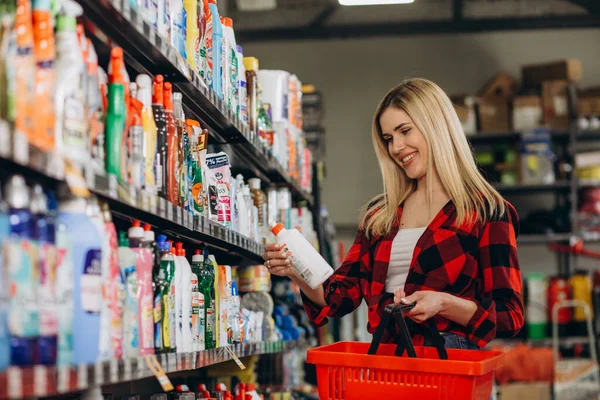 Mujer Joven Interesada Hacer Compras Tienda Productos Químicos Para Hogar — Foto de Stock