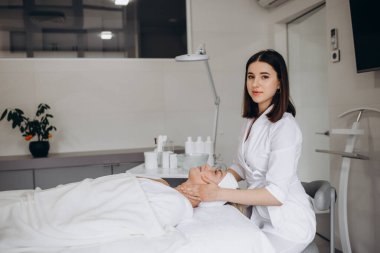 Genç bir kadın masaj salonundan zevk alıyor.