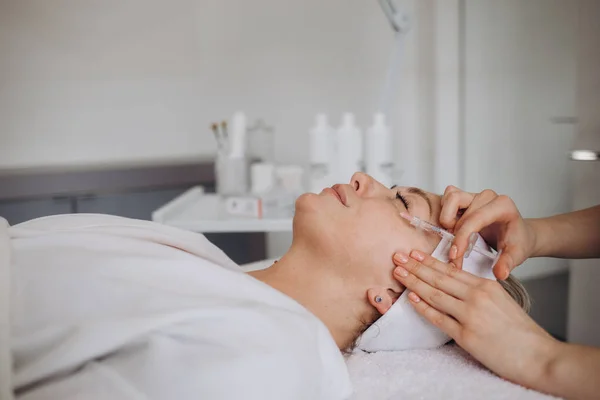 Close Mãos Cosmetologist Jovem Injetando Botox Cara Feminina Ela Está — Fotografia de Stock