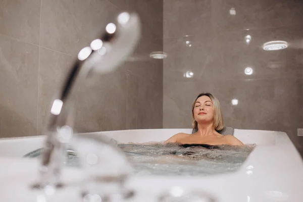 在浴缸里放松的漂亮女人在Spa做按摩疗法 — 图库照片