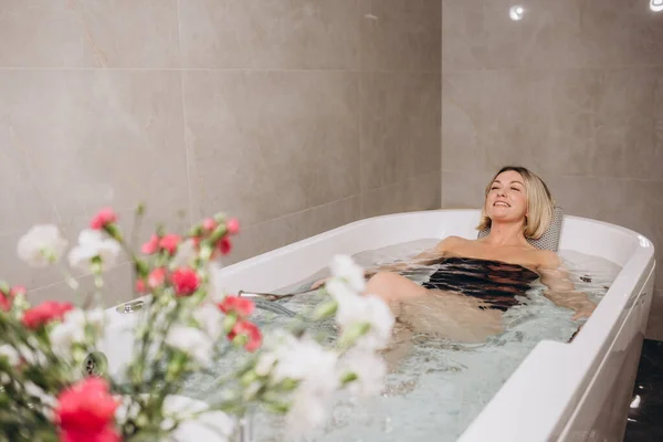 Hermosa Mujer Relajándose Bañera Teniendo Una Terapia Hidromasaje Spa —  Fotos de Stock