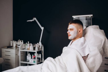 Güzellik Spa kil maskesi olan adam portresi.