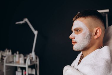 Güzellik Spa kil maskesi olan adam portresi.