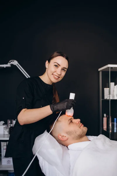Man Receiving Electric Facial Ultrusound Peeling Beauty Salon — Stock Photo, Image