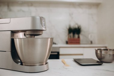 Metal bir fincan ile güzel bir beyaz Mikser modern mutfakta duruyor