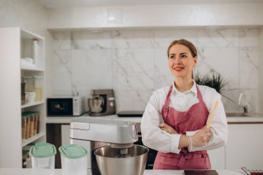 Mutfak genç güzel kadın portresi