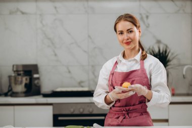 Japon dondurması ve pirinç hamuru. Geleneksel Japon tatlıları sarı arka planda. Sert gölgelerle kavram.