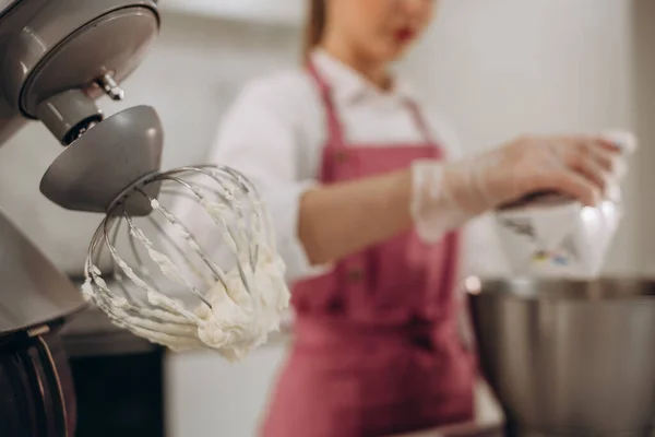Ein Schöner Weißer Mixer Mit Metallbecher Steht Der Modernen Küche — Stockfoto