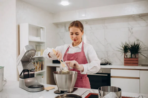 Kobieta Przygotowuje Ciasto Pomocą Kuchennego Miksera Wlewając Składniki Stalowej Miski — Zdjęcie stockowe