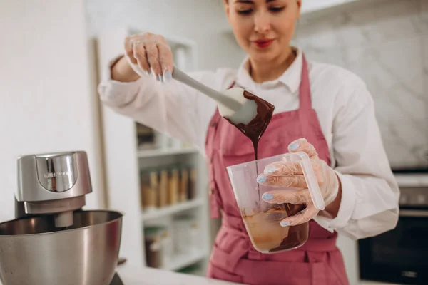 Köchin Hände Gießen Geschmolzene Schokolade Tablett Sie Bereitet Süßen Kuchen — Stockfoto