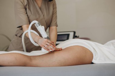 Donanım ayak masajı. Bacaklar için masaj aleti. Ayak masajı yakın çekim. LPG ayak masajı.