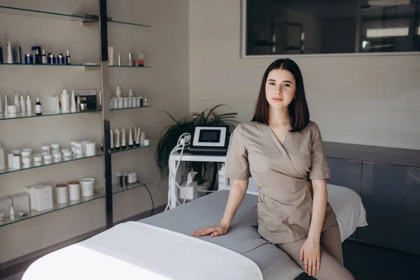 Esteticista Oficina Cosmetología Dermatólogo Cosmetólogo Médico Una Clínica Belleza Tratamiento —  Fotos de Stock