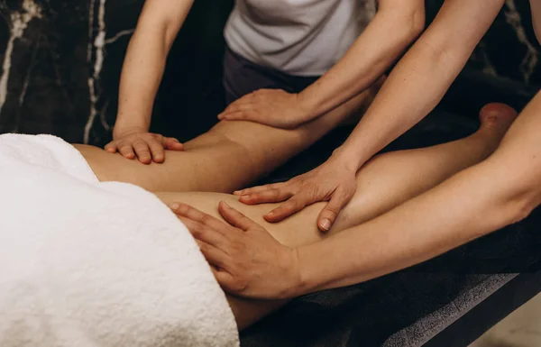 Tailandês Massagem Nas Costas Com Quatro Mãos — Fotografia de Stock