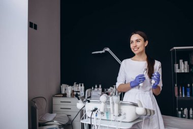 Elinde mikro akımlarla bir güzellik uzmanının portresi..