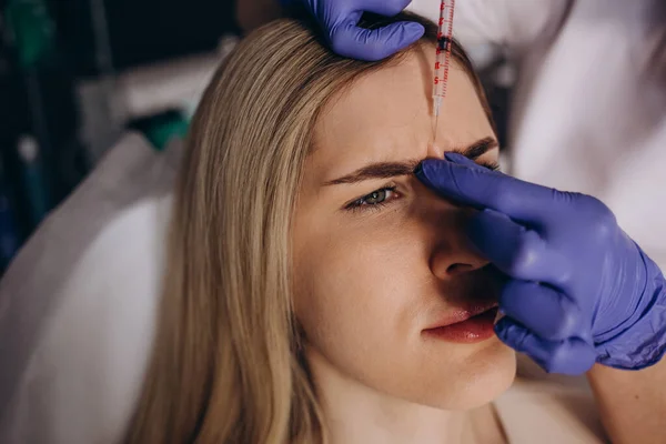 Primer Plano Inyección Botox Ceja Frente Del Paciente Femenino —  Fotos de Stock