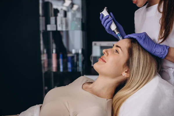Woman Getting Facial Dermapen Treatment Spa Salon Beauty Concept Face — Foto de Stock