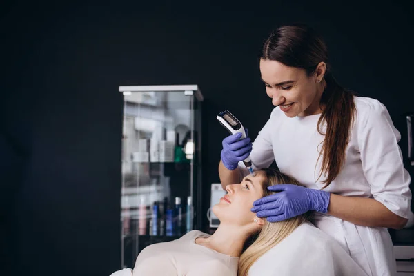 Woman Getting Facial Dermapen Treatment Spa Salon Beauty Concept Face — стоковое фото