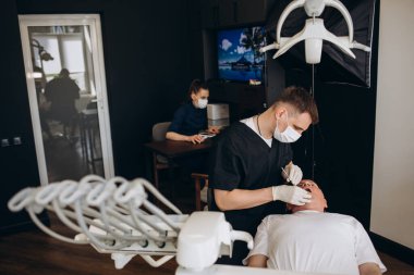 Son sınıf öğrencisi dişçi muayenehanesinde diş tedavisi görüyor.