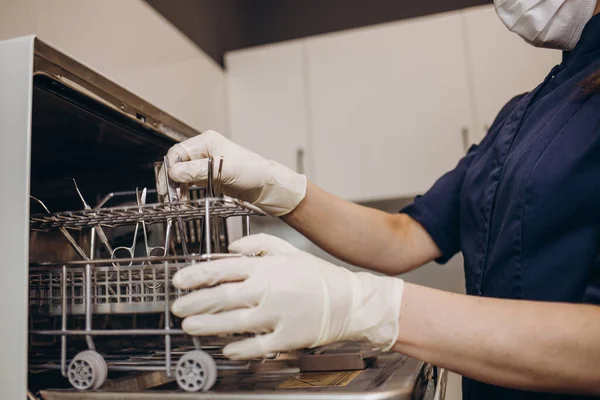 Krankenschwester Legt Instrumente Spezielle Bastelpapierbeutel Den Autoklaven Zur Verarbeitung Laborgeräte — Stockfoto