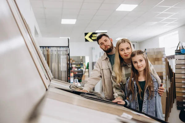 Unga Familjepar Väljer Laminerat Material Till Hemmet Modern Butik — Stockfoto