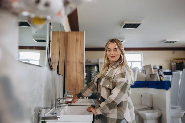 Mujer Positiva Cliente Elegir Lavabo Tienda Accesorios Baño —  Fotos de Stock