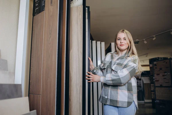 Glückliche Brünette Weibliche Innenarchitektin Wählt Bodenfliesen Farbe Textur Muster Geschäft — Stockfoto