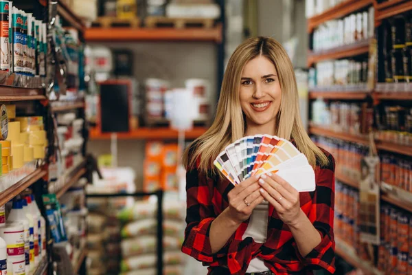 Unga Kvinna Väljer Färg Hinkar För Väggar Hardware Diy Store — Stockfoto