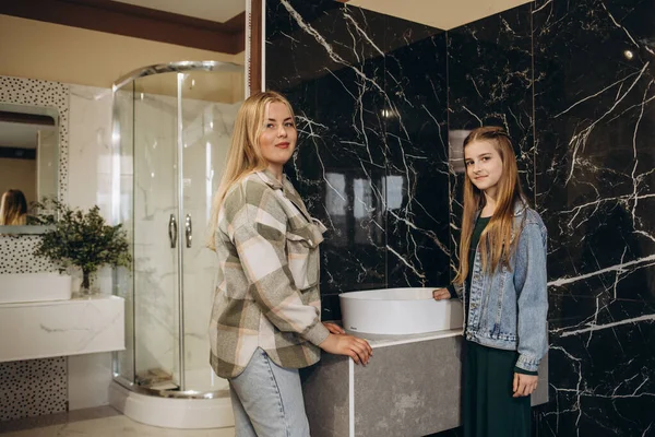 Mutter Und Tochter Wählen Hygieneartikel Für Das Badezimmer — Stockfoto