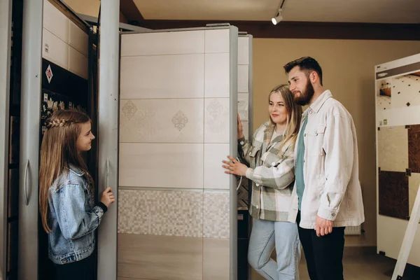 Glückliche Familie Wählt Fliesen Für Haus Baumarkt — Stockfoto