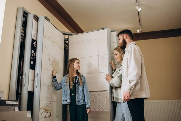 Eine Glückliche Familie Wählt Fliesen Badezimmer Baumarkt — Stockfoto